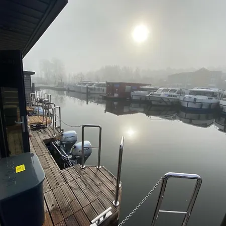 Hausboot Privatsfaehre Als Festanlieger *