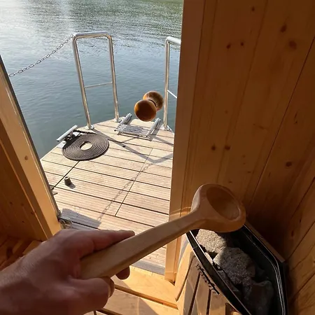 Hausboot Privatsfaehre 船屋 *