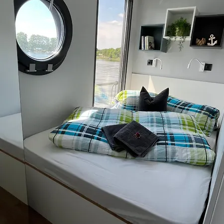 Hausboot Privatsfaehre Als Festanlieger