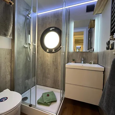 Hausboot Privatsfaehre 船屋 赖因斯贝格
