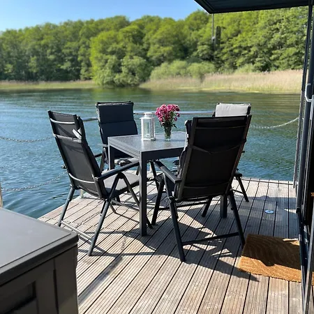 Hausboot Privatsfaehre Als Festanlieger